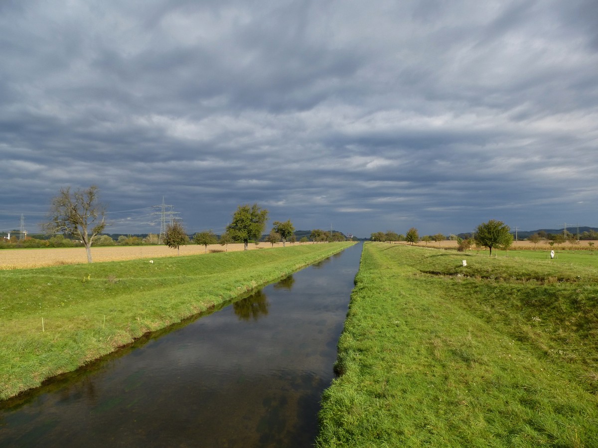 Dunkle Wolken über dem Dreisamkanal, Blick flussabwärts in Richtung Riegel am Kaiserstuhl, Okt.2014
