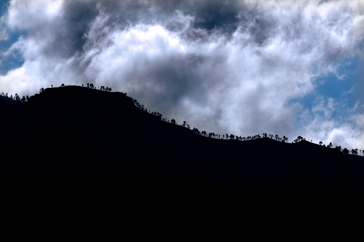 Dunkler Himmel über Montaña las Yescas - Gran Canaria. Aufnahme: Oktober 2009.