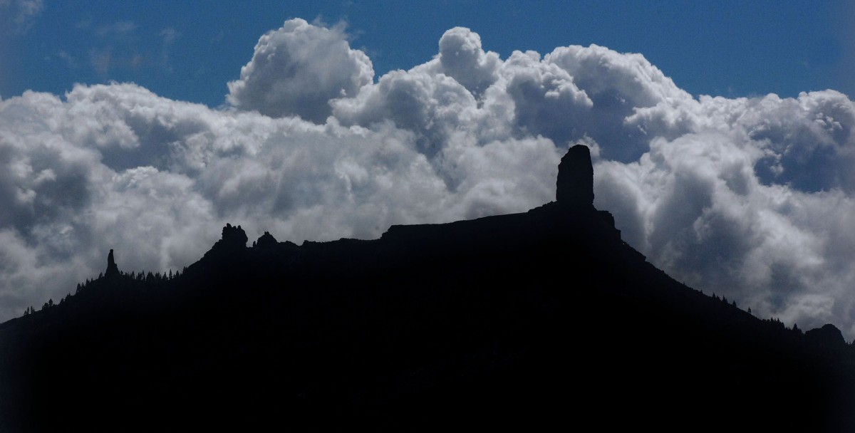 Dunkler Himmel über Pico de las Nieves - Gran Canaria. Aufnahme: Oktober 2009.