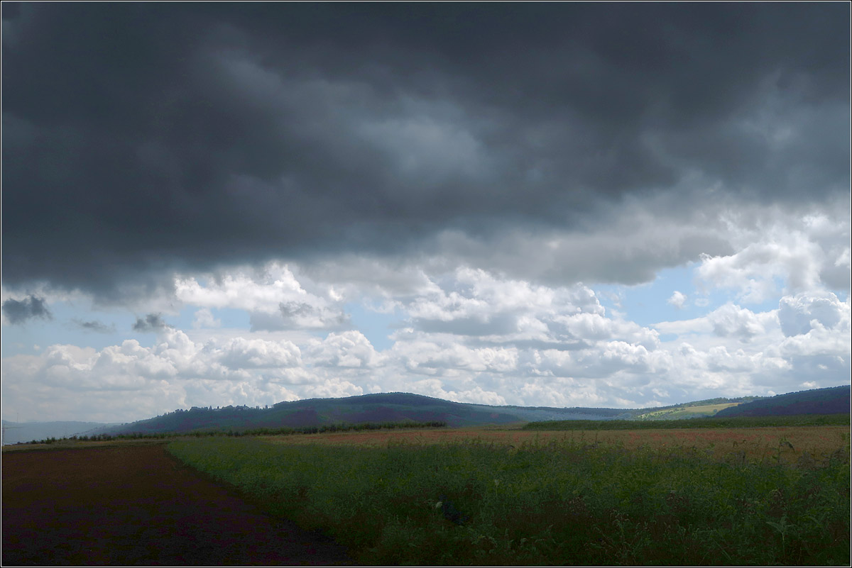 Durchblick zu schönerem Wetter -

Dunkle Gewitterwolken hängen über der Remstalbucht und verschatten die Felder. Dazwischen befindet sich ein heller Streifen mit freundlicherem Wetter.

Kernen-Rommelshausen, 02.08.2021 (M)