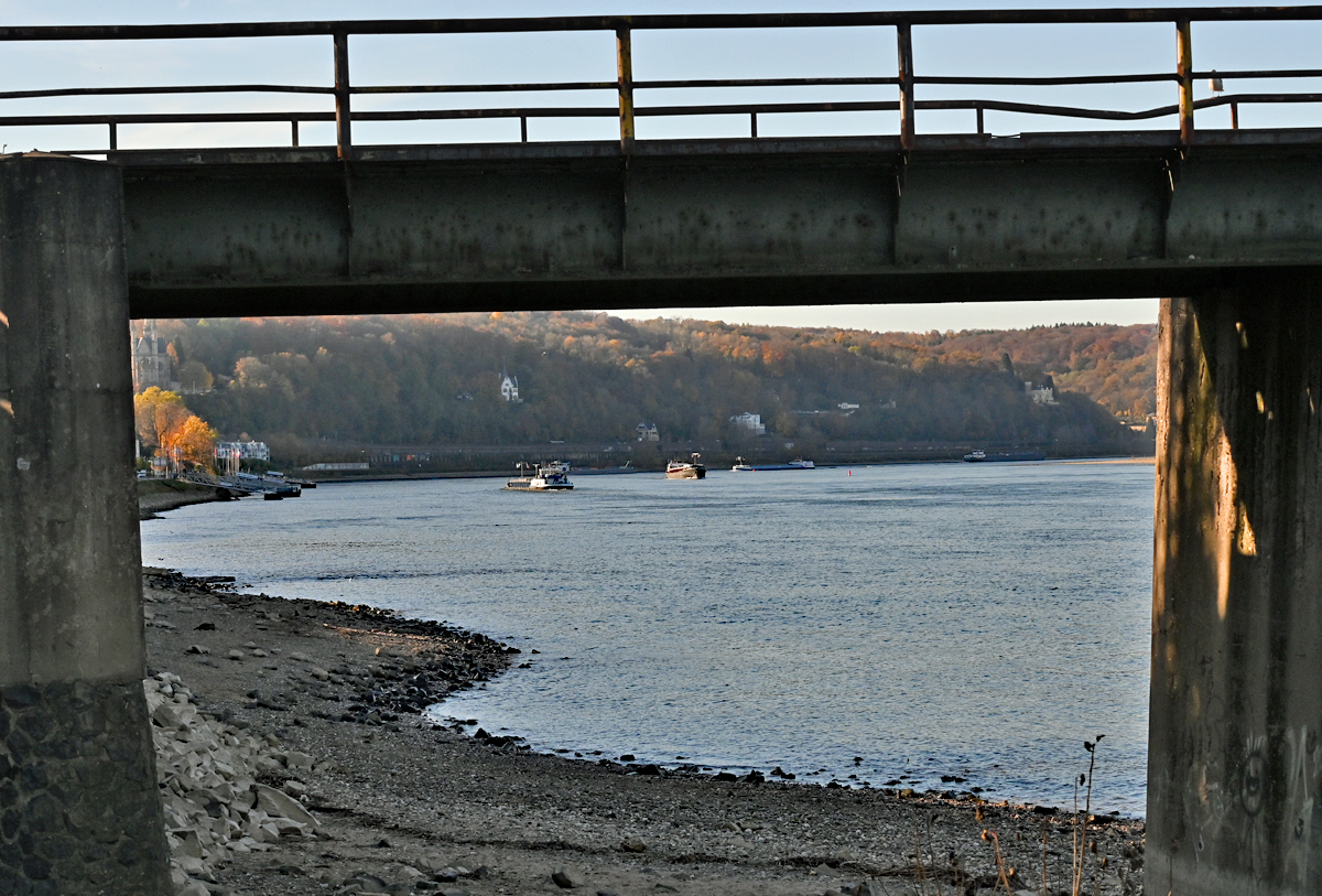  Durchblick  zwischen 2 Pfeilern der  Brücke von Remagen  auf den Rheinbogen zwischen Remagen und Unkel - 09.11.2021
