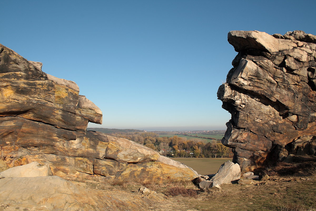 Durchblick zwischen zwei Felstürmen in die weite Landschaft des Harzvorlands; Blick vom Teufelsmauerstieg bei Neinstedt am Nachmittag des 03.11.2015...