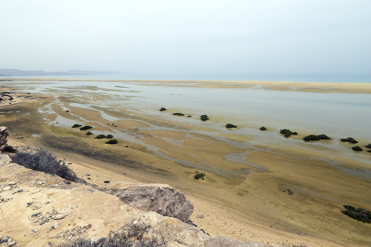 Ebbe an der Küste südlich von Costa Calma auf der Insel Fuerteventura in Spanien. Aufnahme: 16. Oktober 2017.