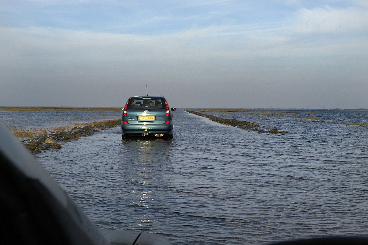 Ebbeweg (Låningsvejen) vom dänischen Insel Mandø nach dem Festland (Sønderjylland). Das Wasser zieht sich zurück. Aufnahme: 2. September 2006.