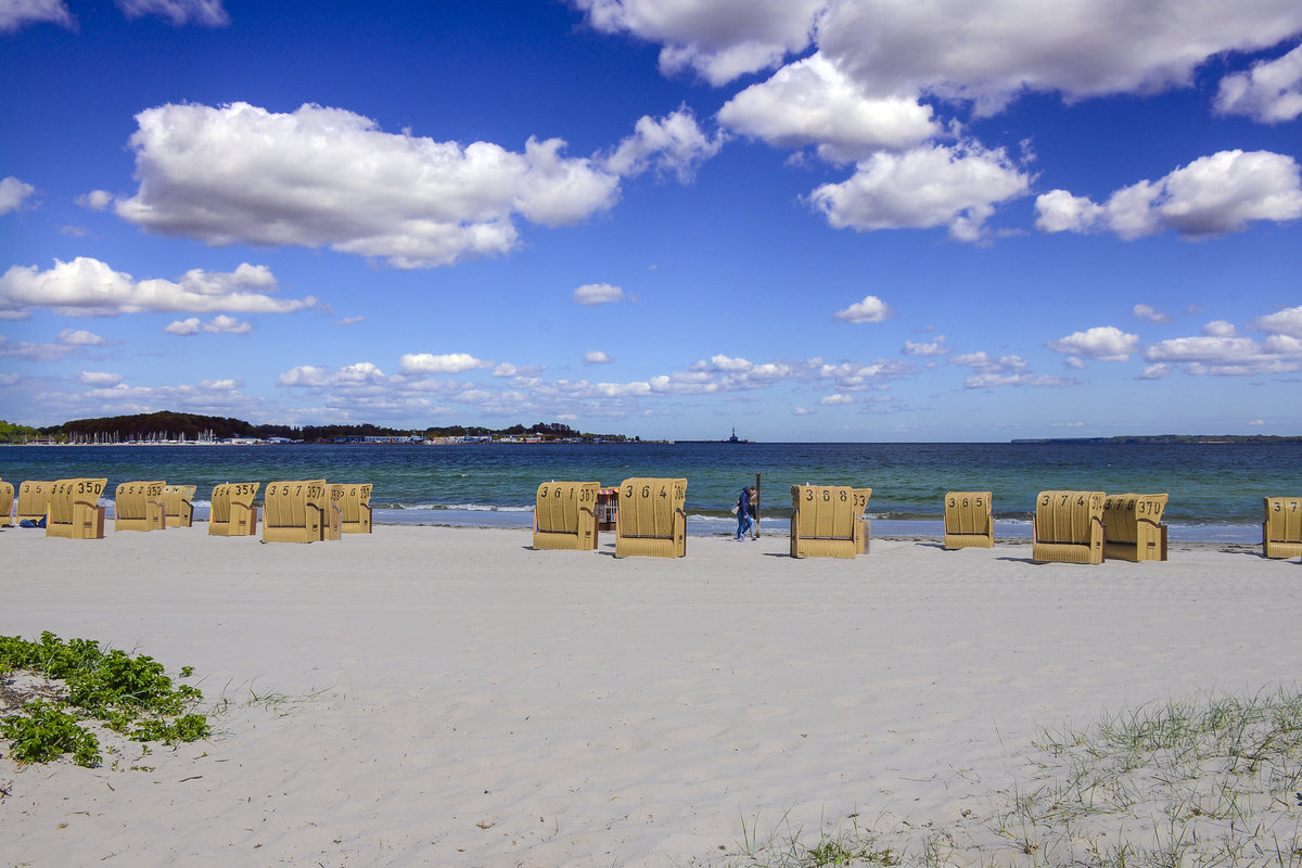 Eckernförde - Der Kurstrand vor dem Meerwasserwellenbad. Aufnaume: 11. Mai 2020.