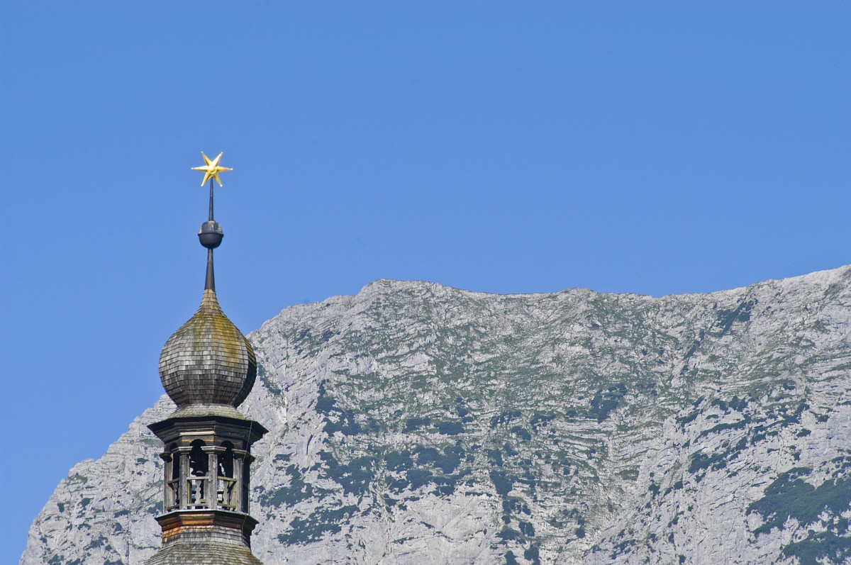 Edelweißlahnerkopf (1953 Meter) mit dem Turm der Ramsauer Kirche St. Sebastian im Vordergrund. Aufnahme: Juli 2008.