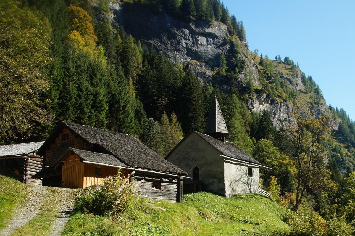 Ehemalige Walsersiedlung Sankt Martin im Calfeisental. ACHTUNG ab der Staumauer gelten beschränkte Durchfahrtszeiten nach Sankt Martin. Die Wirtschaft ist ab Oktober nicht mehr bewirtet bis zum kommenden Frühjahr. Informieren sie sich im Internet. (29.09.2014)