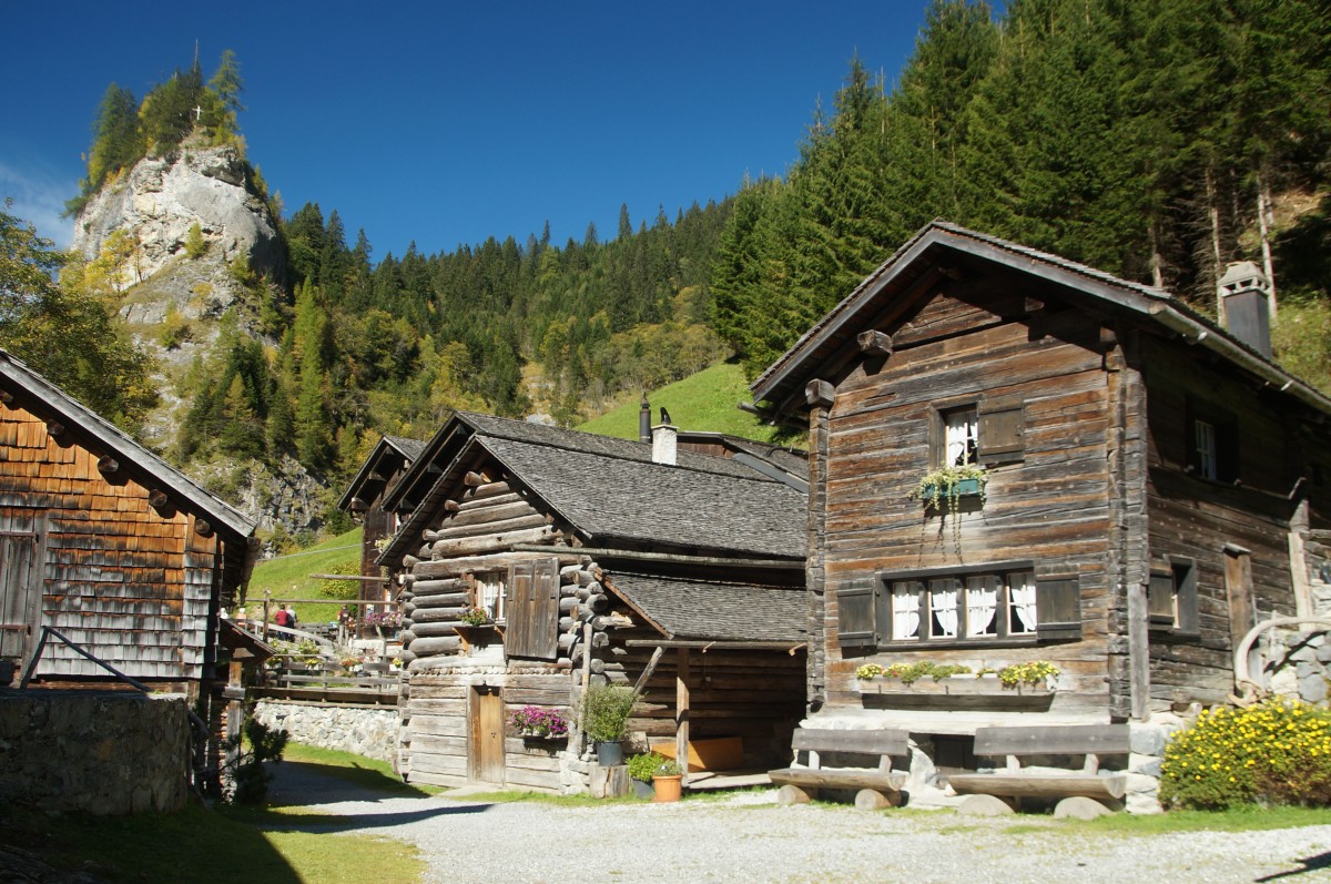 Ehemalige Walsersiedlung Sankt Martin im Calfeisental. ACHTUNG ab der Staumauer gelten beschränkte Durchfahrtszeiten nach Sankt Martin. Die Wirtschaft ist ab 05.10.2014 nicht mehr bewirtet bis zum kommenden Frühjahr. Informieren sie sich im Internet. (29.09.2014)