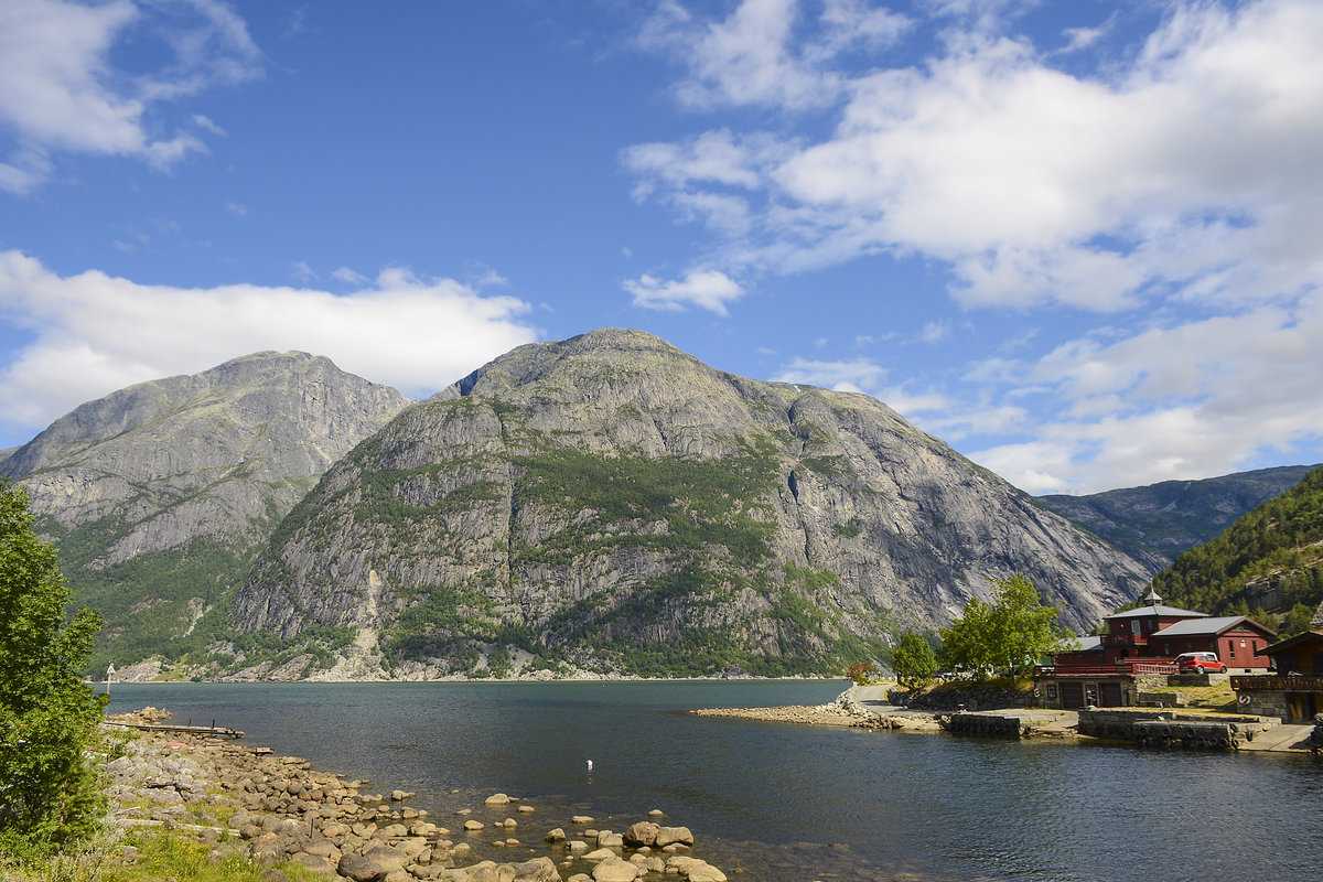 Eidfjord am namensgebenden Fjord, dem östlichsten Arms des Hardangerfjords in Norwegen. Aufnahme: 7. Juli 2018.