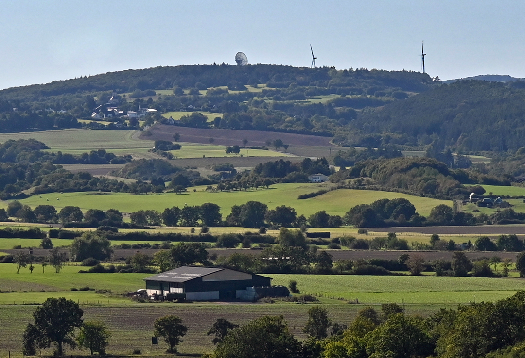 Eifellandschaft mit (oben mittig) dem Astropeiler Stockert, Nähe Bad Münstereifel - 24.09.2023