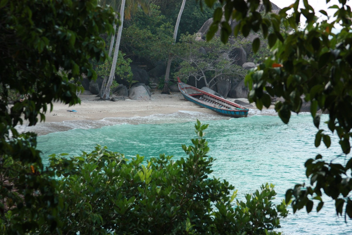 Ein am Strand von Ma Haad angelegtes Boot, aufgenommen im Jänner 2014