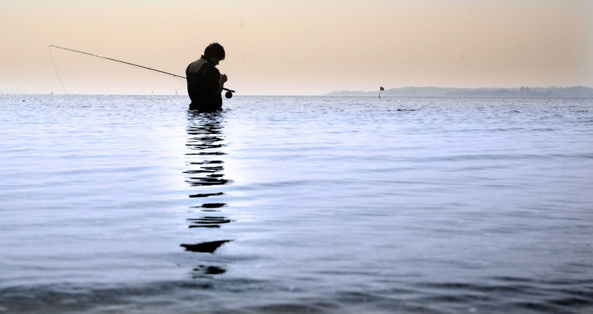 Ein Angler vor Egernsund (Ekensund) an der Flensburger Förde. Aufnahme: April 2009.