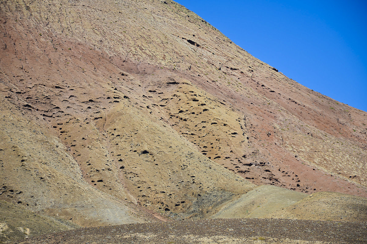Ein Ausschnitt vom 300 Meter hohen Vulkan Montana Roja im nördlichen Teil von der Insel Fuerteventura in Spanien. Aufnahme: 18. Oktober 2017.