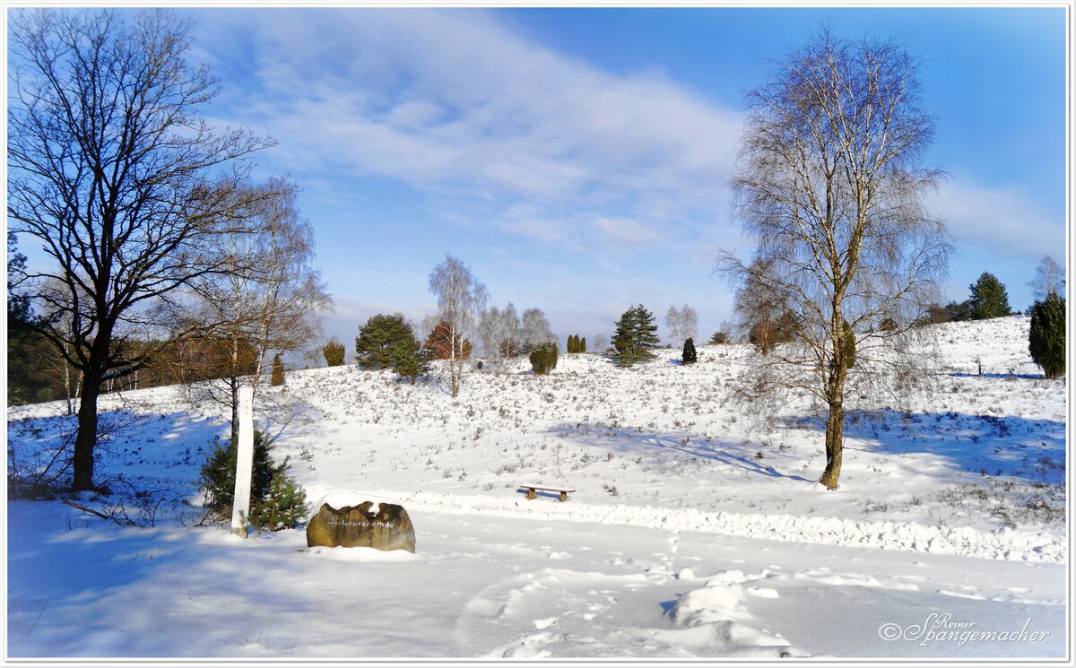 Ein Bild aus dem Jahre 2021 im Februar. Höhenzug am Wilseder Berg (Lüneburger Heide) im Winter, im Vordergrund ist der Wanderweg und die Sitzbank noch zu erkennen. In ein paar hundert Metern weiter rechts, erreichen wir den Gipfelstein. 