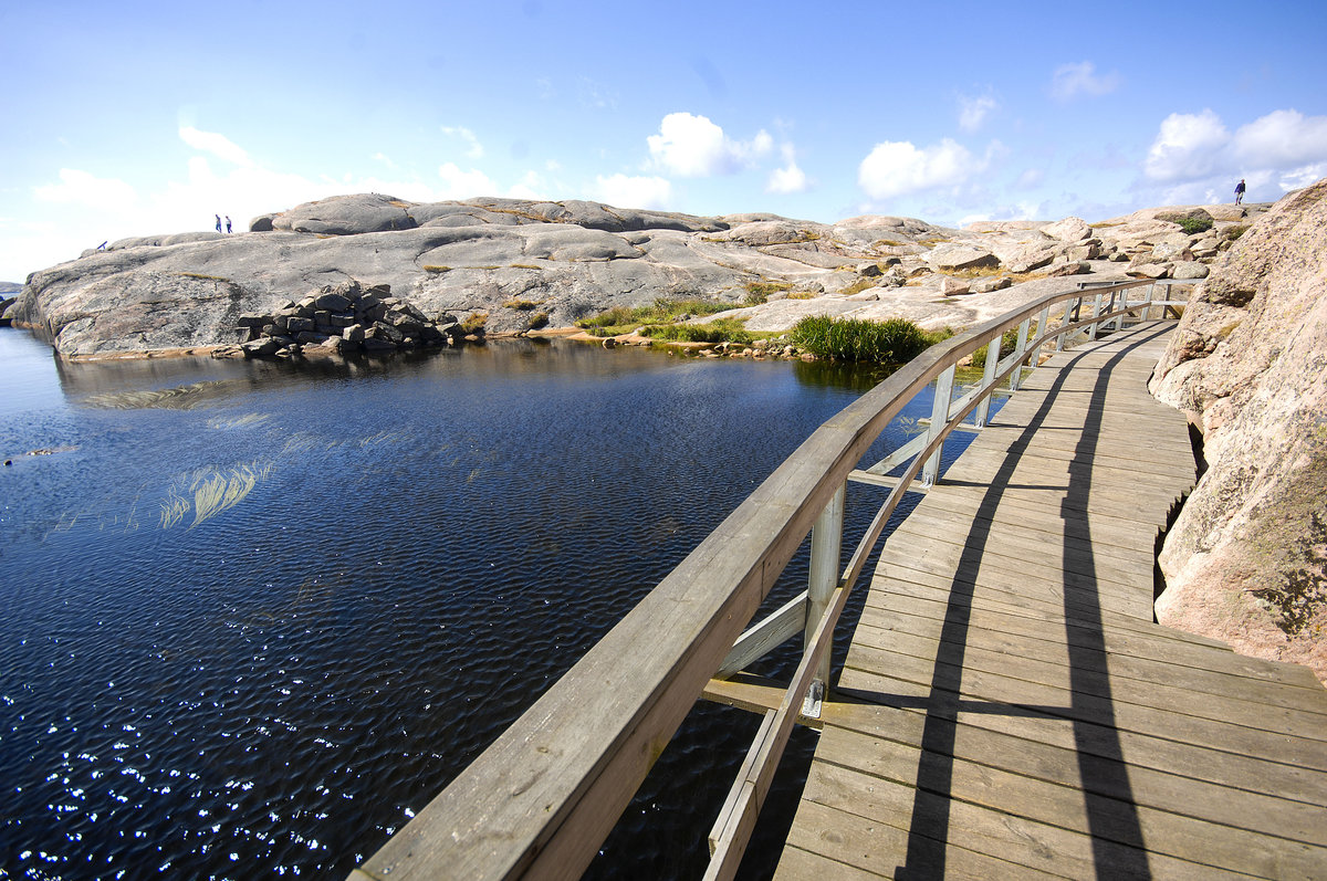 Ein Binnensee auf der Felseninsel Kleven vor der Westküste Schwedens. Kleine ist eine typische Schäreninsel. Eine Schäre (schwedisch skär) ist eine kleine felsige Insel, die in den Eiszeiten entstand, als das von Skandinavien ausgehende Inlandeis die darunterliegenden Gesteinsmassen überströmte und abschliff. 
Aufnahme: 2. August 2017.