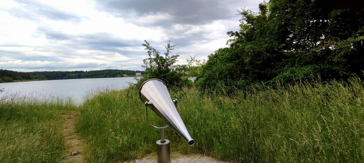 Ein Blick auf dem Staudamm (Wasserturm) Zeulenroda. Die Talsperre Zeulenroda wurde von 1968 bis 1975 angelegt und wird umgangssprachlich auch Zeulenrodaer Meer genannt. Sie wird von der Thüringer Fernwasserversorgung betrieben. Foto 03.06.22