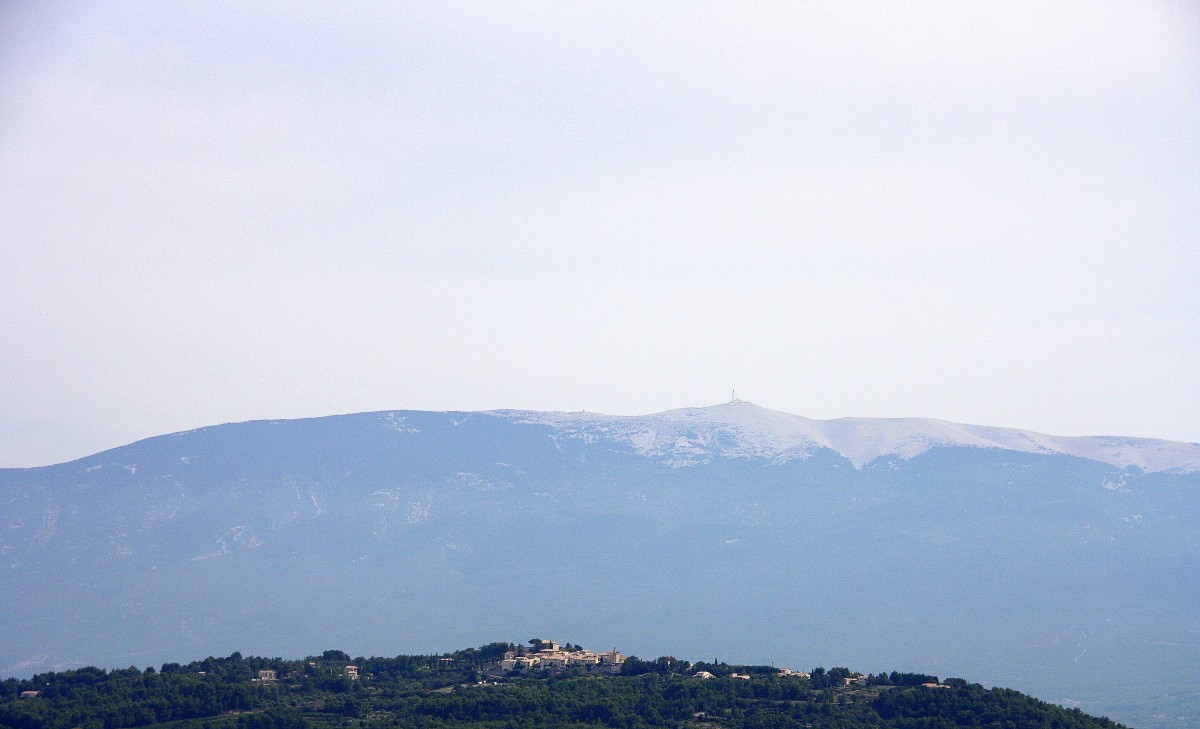Ein Blick auf den Mont-Ventoux in der Provence(F) bei Sonne und Wolken am Morgen vom 25.7.2014.