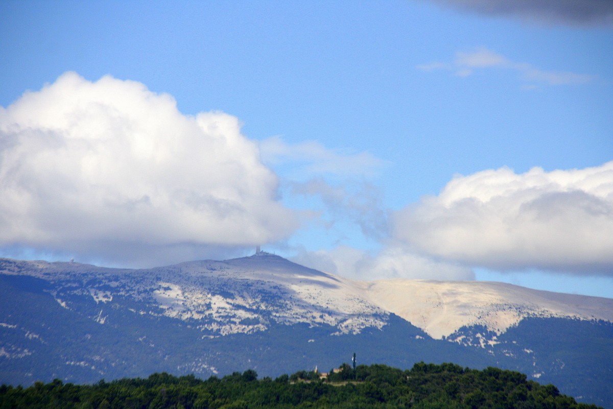 Ein Blick auf den Mont-Ventoux in der Provence(F) bei Sonne und Wolken am Nachmittag vom 30.7.2014.