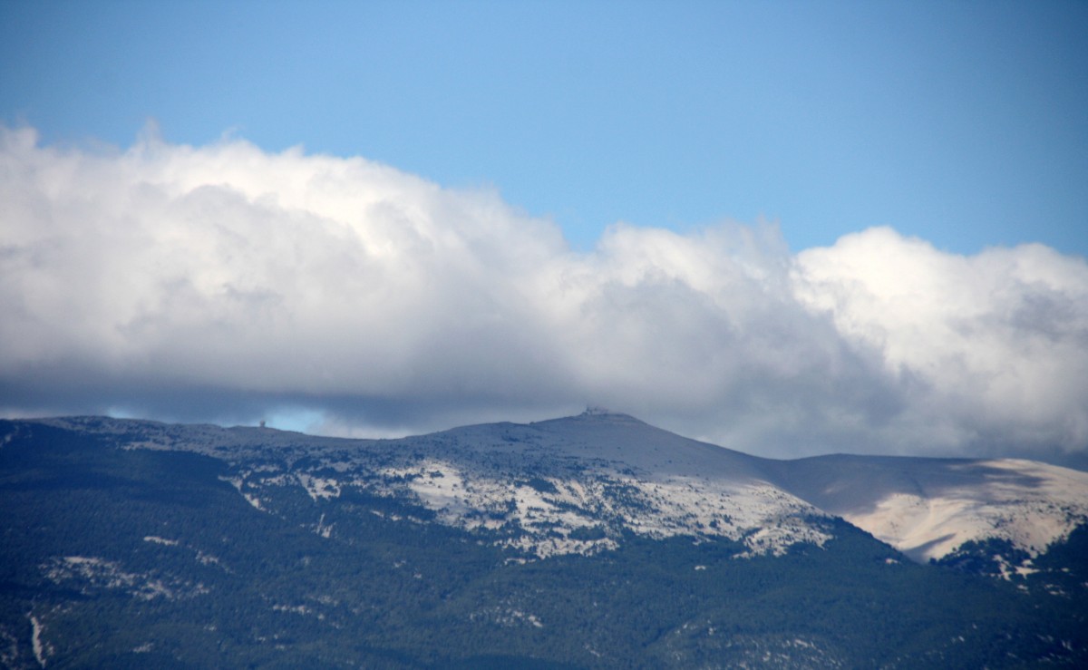 Ein Blick auf den Mont-Ventoux in der Provence(F) bei Sonne und Wolken am Nachmittag vom 30.7.2014.