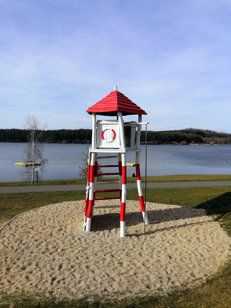 Ein Blick auf das Strandbad - Zeulenrodaer Meer. Kletterturm auf dem Spielplatz. Der Zugang zu allen Einrichtungen und zum Wasser ist komplett barrierefrei.  Der schöne Wiesenstrand lädt Groß und Klein zum Baden ein. Das Strandbad Zeulenroda ist durch den 3 km langen und barrierefreien Promenadenweg mit dem Bio-Seehotel Zeulenroda verbunden.Foto 15.03.20