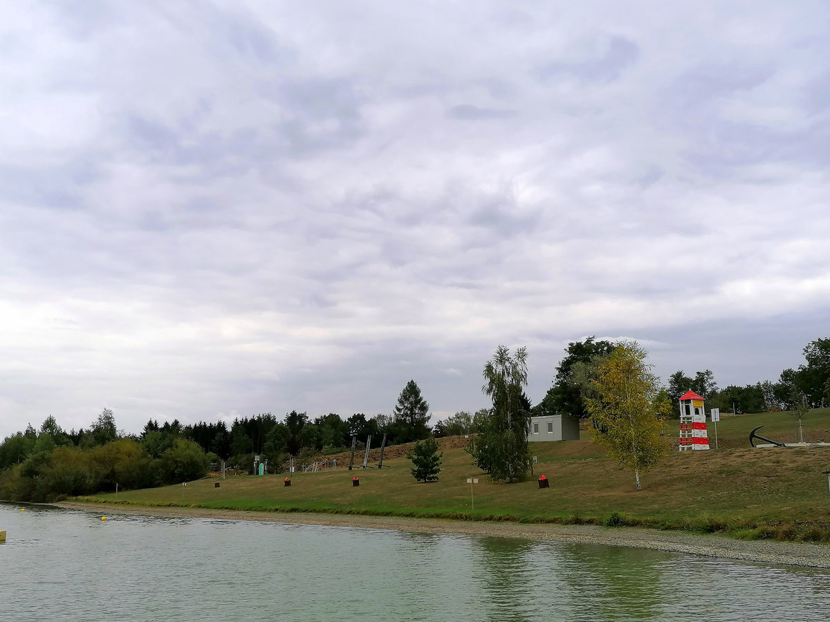 Ein Blick auf das Strandbad - Zeulenrodaer Meer. Der Zugang zu allen Einrichtungen und zum Wasser ist komplett barrierefrei. Der schöne Wiesenstrand lädt Groß und Klein zum Baden ein. Das Strandbad Zeulenroda ist durch den 3 km langen und barrierefreien Promenadenweg mit dem Bio-Seehotel Zeulenroda verbunden.Foto 09.08.19