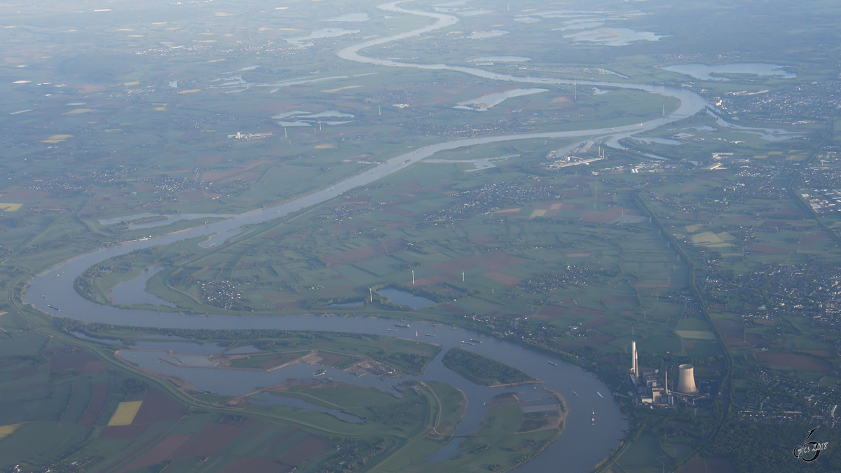 Ein Blick aus dem Flugzeugfenster auf den Rhein.