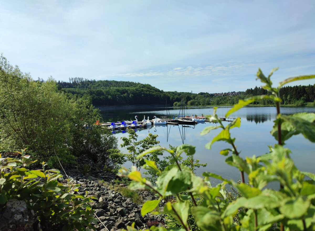 Ein Blick vom Panoramaweg (Bio Seehotel Zeulenroda) auf den Bootsverleih Anlegestelle von der Wassersportschule Thüringen. Foto 03.06.22