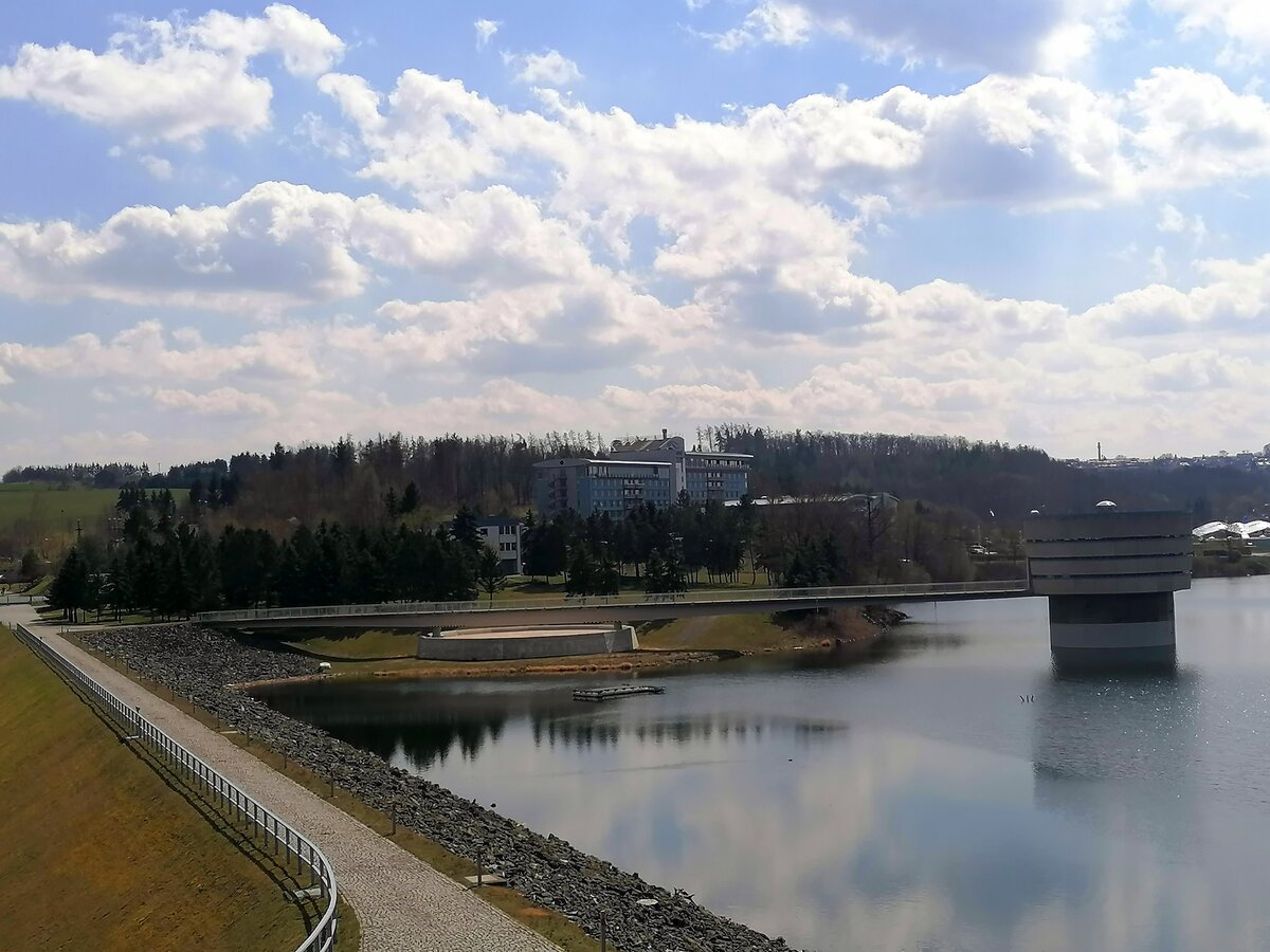 Ein Blick vom Staudammblick auf das Bio Seehotel Zeulenroda. Die Talsperre Zeulenroda wurde von 1968 bis 1975 angelegt und wird umgangssprachlich auch Zeulenrodaer Meer genannt. Sie wird von der Thüringer Fernwasserversorgung betrieben. Foto 05.04.20