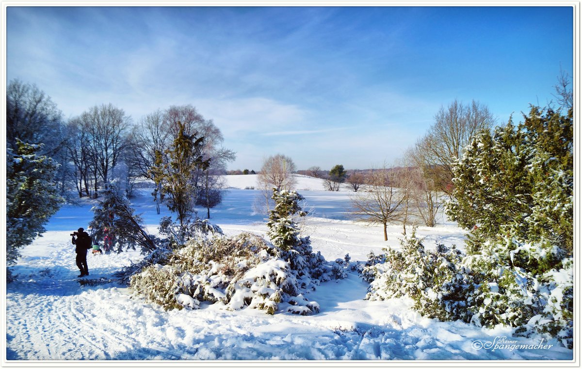 Ein Fotograf kommt selten allein. Wanderweg vom Turmberg ins wenige Hundert Meter entfernte Oberhaverbeck. Schnee ist selten in dieser Region, da möchte jeder noch schnell eine Aufnahme machen. Naturschutzgebiet Lüneburger Heide Ende Januar 2021.