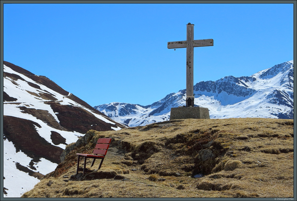 Ein Gipfelkreuz am Oberalppass. (19.04.2022)