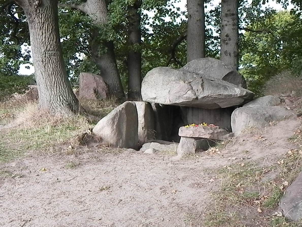 Ein Großsteingrab (Dolmen) der jungsteinzeitlichen Trichterbecherkultur (3500–2800 v. Chr.), in der Umgebung der Gemeinde Lancken-Granitz im Landkreis Vorpommern-Rügen (Mecklenburg-Vorpommern) am 28.09.23. 