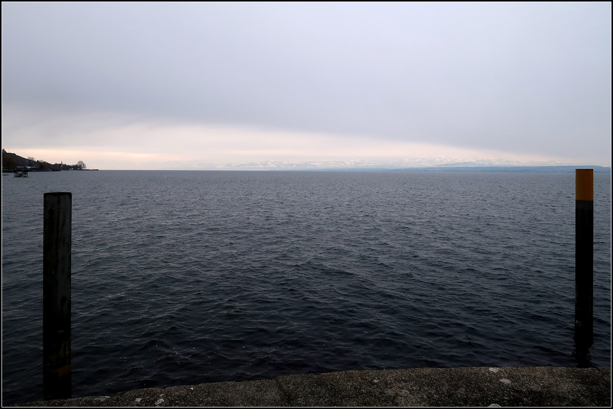 Ein heller Keil mit Bergen über dem Wasser -

Blick von Meersburg über den Bodensee zu den Alpen.

11.02.2018 (M)