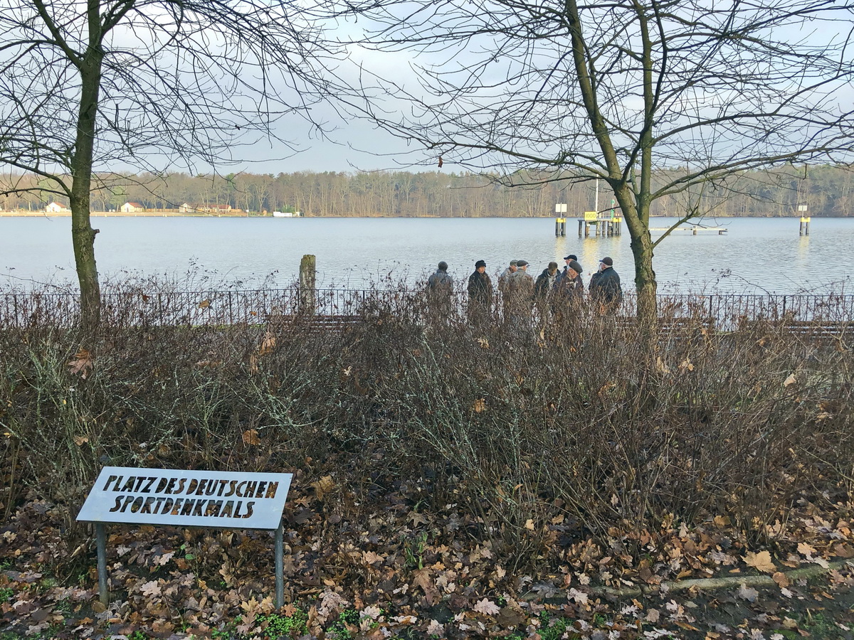 Ein  Hinweisschild auf den Standort des deutschen Sportdenkmals von 1898 an der Dahme, gesehen am 4.Dezember 2019. 