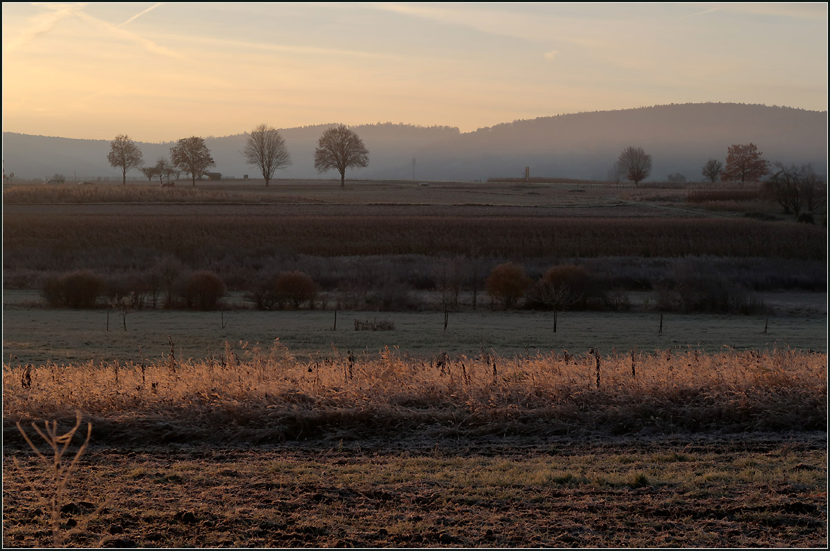 Ein kalter Novembermorgen -

Die Senke des Beibachtales und die Höhen des Schurwaldes im Licht der kurz vorher über die Berge hochgekommen Sonne.
Bei Endersbach.

21.11.2020