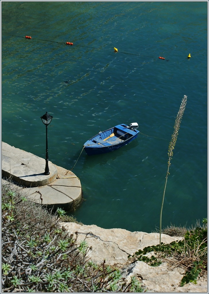 Ein kleines Boot wartet auf grosse Fahrt.
(24.09.2013)