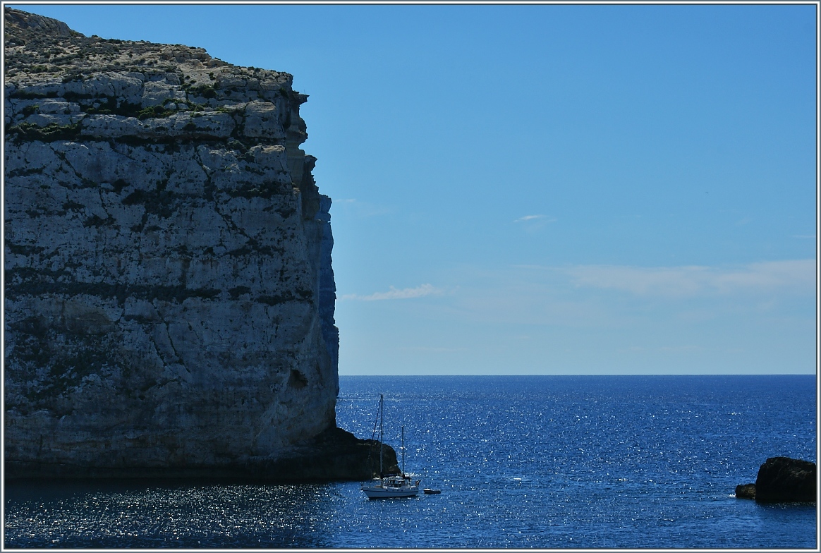 Ein kleines Schiff vor grossem Fels.
(25.09.2013)