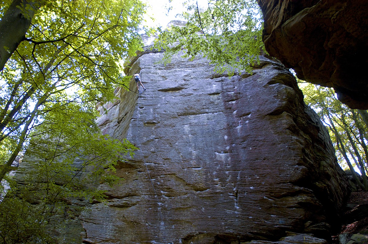 Ein Kletter an den Repaire des Brigands in La Petite Suisse (Klein Luxemburger Schweiz). Aufnahme: August 2007.