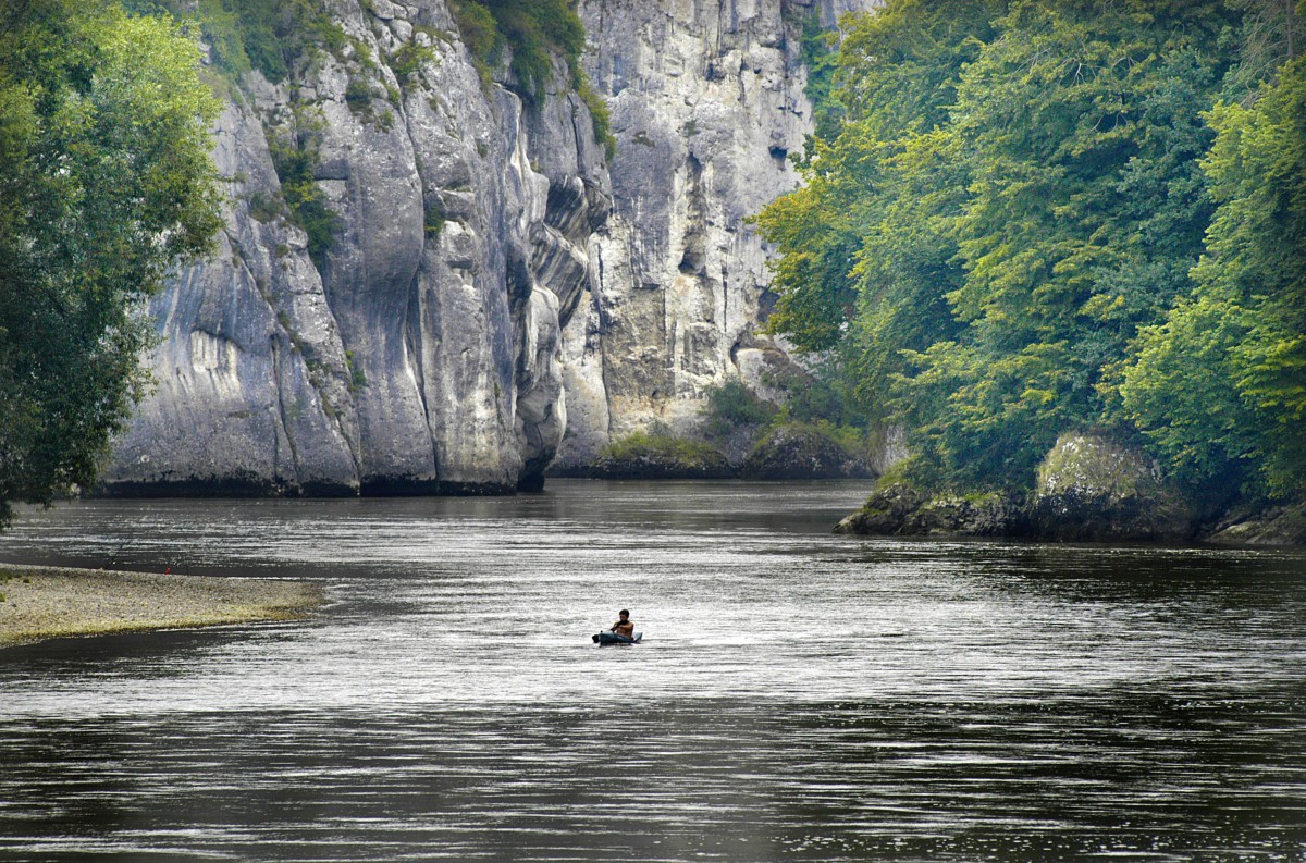 Ein Mann im Kajak am Donaudurchbruch bei Wellenberg. Aufnahme: Juli 2008.