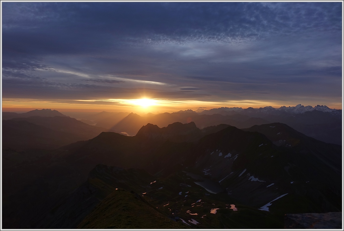 Ein neuer Tag bricht an. Sonnenaufgang in den Alpen, fotografiert vom Brienzer Rothorn am
08.07.2016