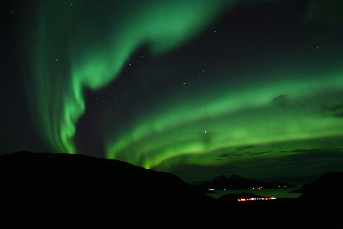 Ein Polarlicht über den Skulsfjorden, 69°48'nB ; 18°45'ol am 09.11.2015