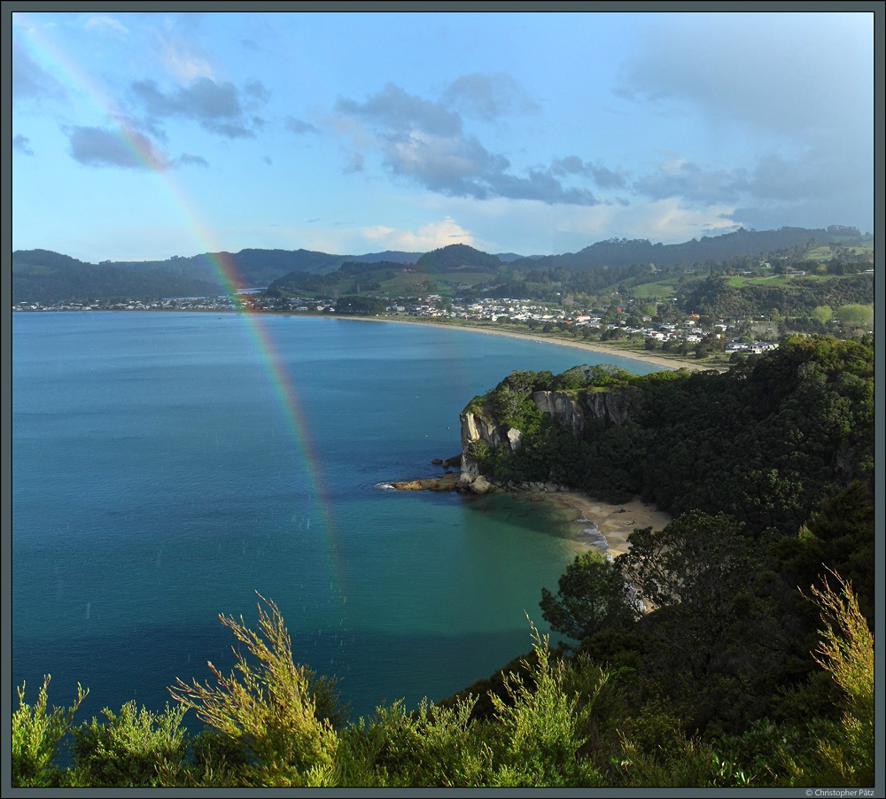 Ein Regenschauer sorgt für einen schönen Regenbogen nahe der Ortschaft Cooks Beach. Vom Shakespeare Cliff ist zunächst die verträumte Lonely Bay zu sehen, dahinter die Cooks Bay. (15.10.2016)