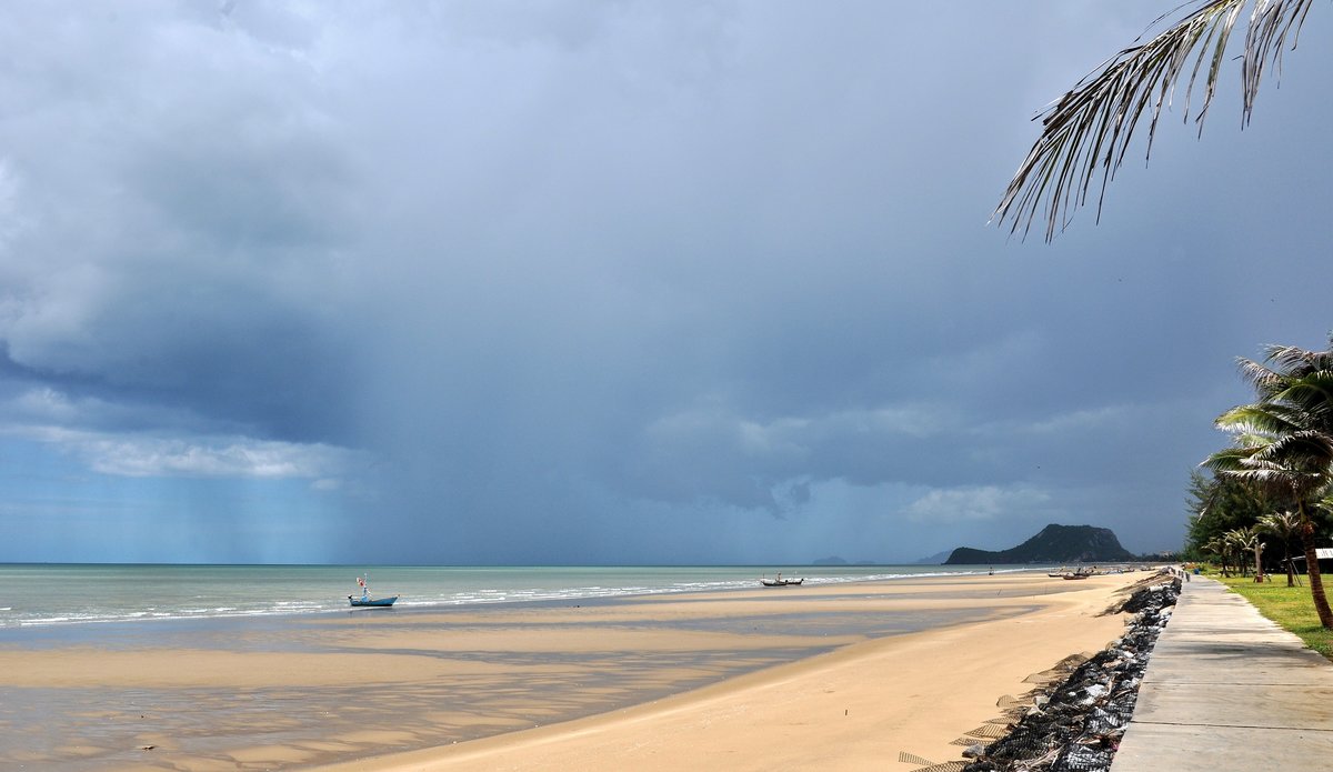 Ein Regenschauer zieht am 16.07.14 südlich von Khao Kalok auf den Golf von Thailand. 