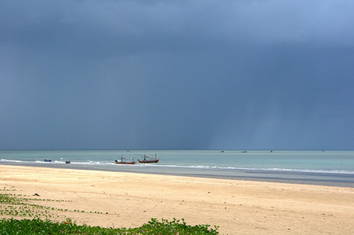 Ein Regenschauer zieht am 22.06.13 vor Pak Nam Pran über den Golf von Thailand.