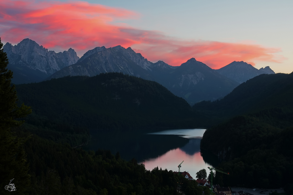 Ein rot gefärbter Abendhimmel über den Alpsee. (Hohenschwangau, Juli 2017)