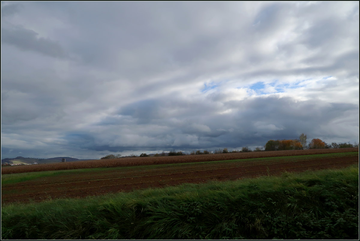 Ein sanfter Bogen in den Wolken -

Wolken haben immer wieder auf andere Art eine subtile Schönheit. So gesehen zwischen Waiblingen-Beinstein und Rommelshausen.

16.11.2020 (M)