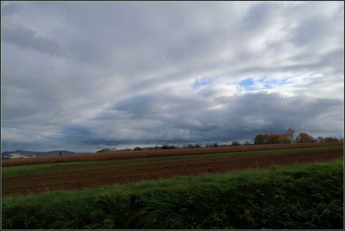 Ein sanfter Bogen in den Wolken -

Wolken haben immer wieder auf andere Art eine subtile Schönheit. So gesehen zwischen Waiblingen-Beinstein und Rommelshausen.

16.11.2020 (M)