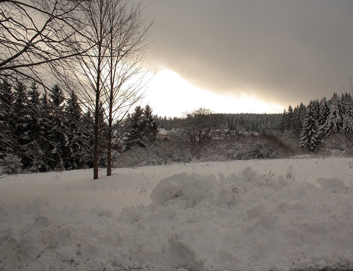 Ein Streifen Licht zwischen durchziehenden dunklen Wolken... Winterlandschaft am späten Nachmittag des 15.12.2017 bei Braunlage...