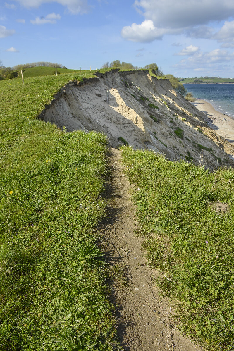 Ein Teil des Gendarmenpfads ist auf der Klippe bei Stensigmose auf Broagerland an der Flensburger Förde abgerutscht. Aufnahme: 22. April 2024.