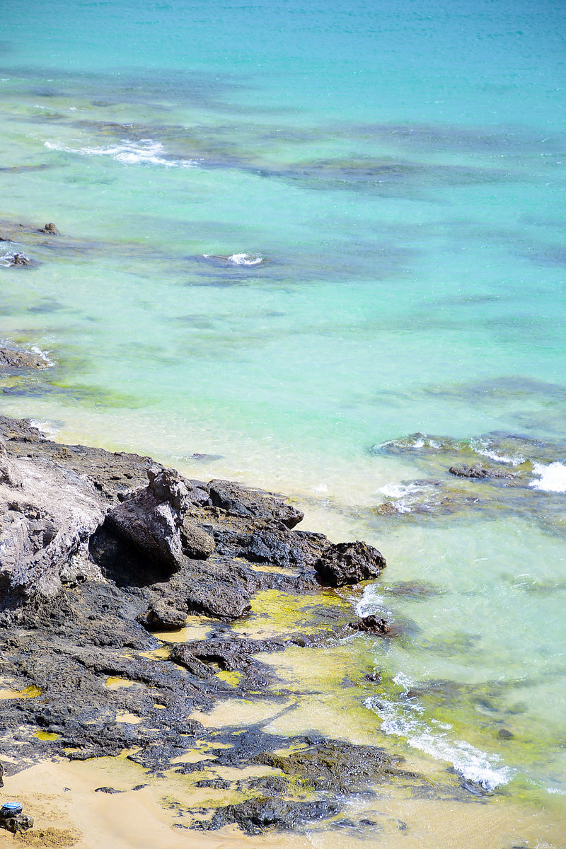 Ein Teil der Felsenküste vor dem Hotel R2 Pajala Beach in Costa Palma auf der Insel Fuerteventura - Spanien. Aufnahme: 21. Oktober 2017.