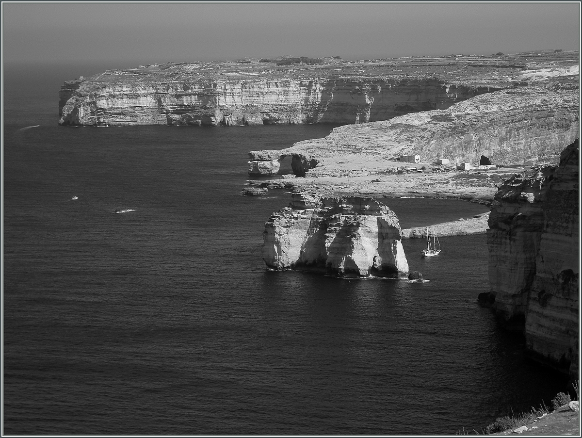 Ein berblick ber den nordwestliche Kstenabschnitt von Gozo: im Vordergrund der Fugnus Rock, anschliessend das Azure Window und in der Folge die Steilkste welche zum San Dimitri Point fhrt.
Sept. 2013